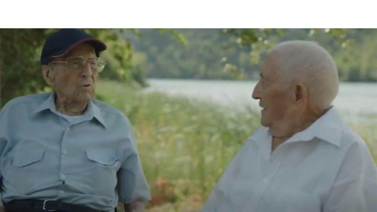 Conversación de dos excombatientes de la batalla del Ebro en un vídeo del PSOE.-