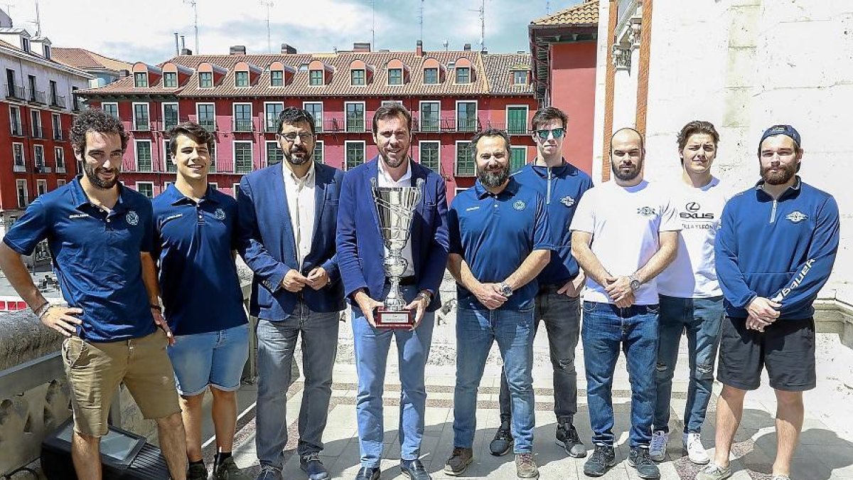 Óscar Puente sostiene el título de Liga delCPLV acompañado por AlbertoBustos, ÁngelRuiz y varios integrantes del primer equipo.-J. M. LOSTAU