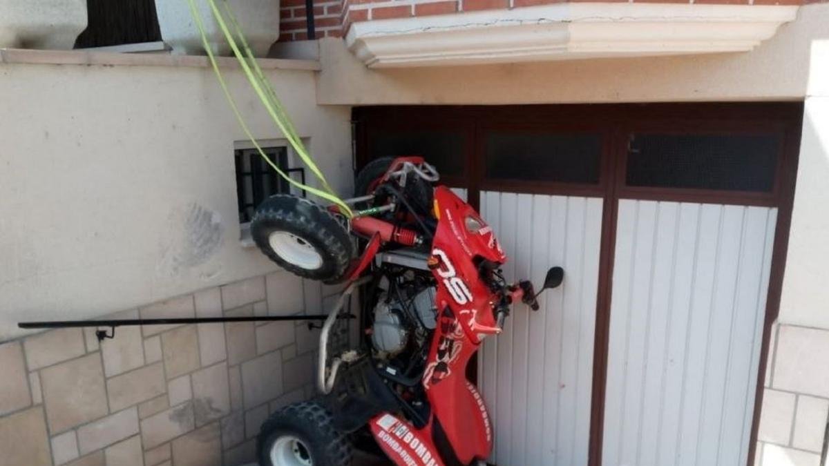 Imagen del estado que quedó el quad.-BOMBEROS DE VALLADOLID