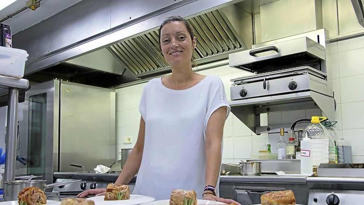 Azucena Salazar en la cocina de La Vinícola, el restaurante del hotel NH Palacio del Duero, en Zamora.-J. L. CABRERO