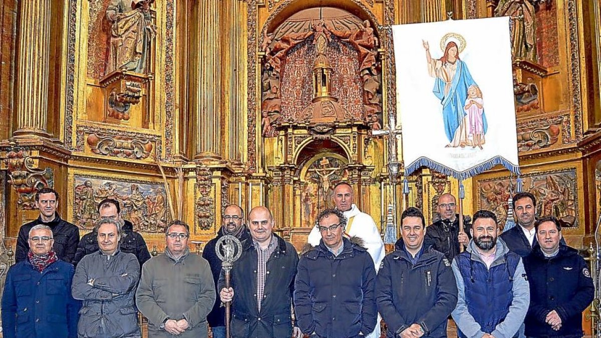 Hermanos de la tres veces centenaria Cofradía del Ángel, ayer, en la Iglesia de Santiago de Cigales.-EL MUNDO