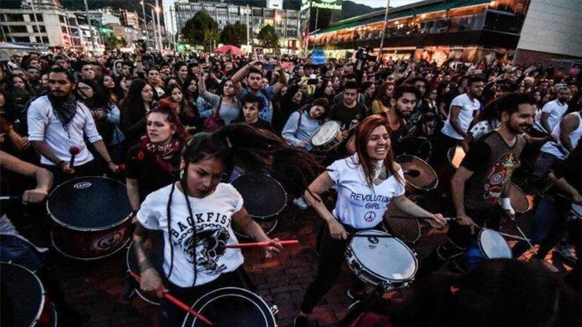 Los colombianos protesntan en las calles con música.-AFP