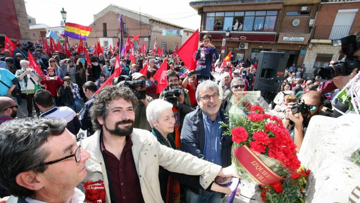El candidato a la Junta de IU, José Sarrión, coloca la ofrenda junto a José María González-ICAL