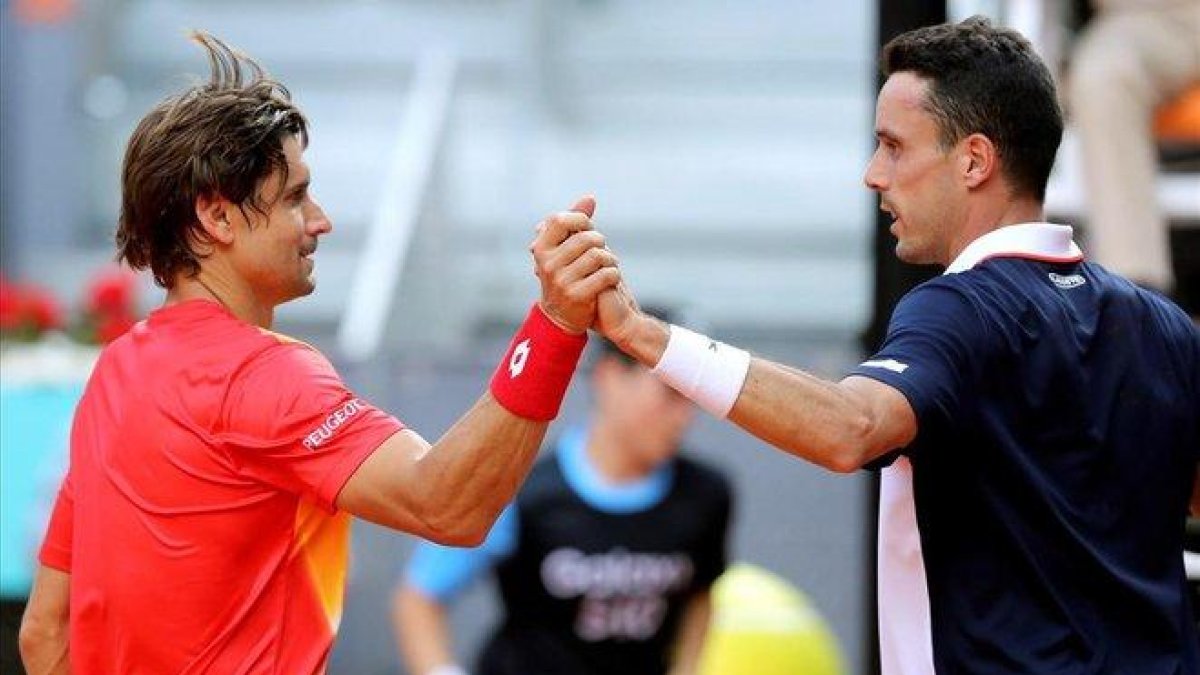Ferrer saluda a Bautista tras el partido en la Caja Mágica.-KIKO HUESCA (EFE)