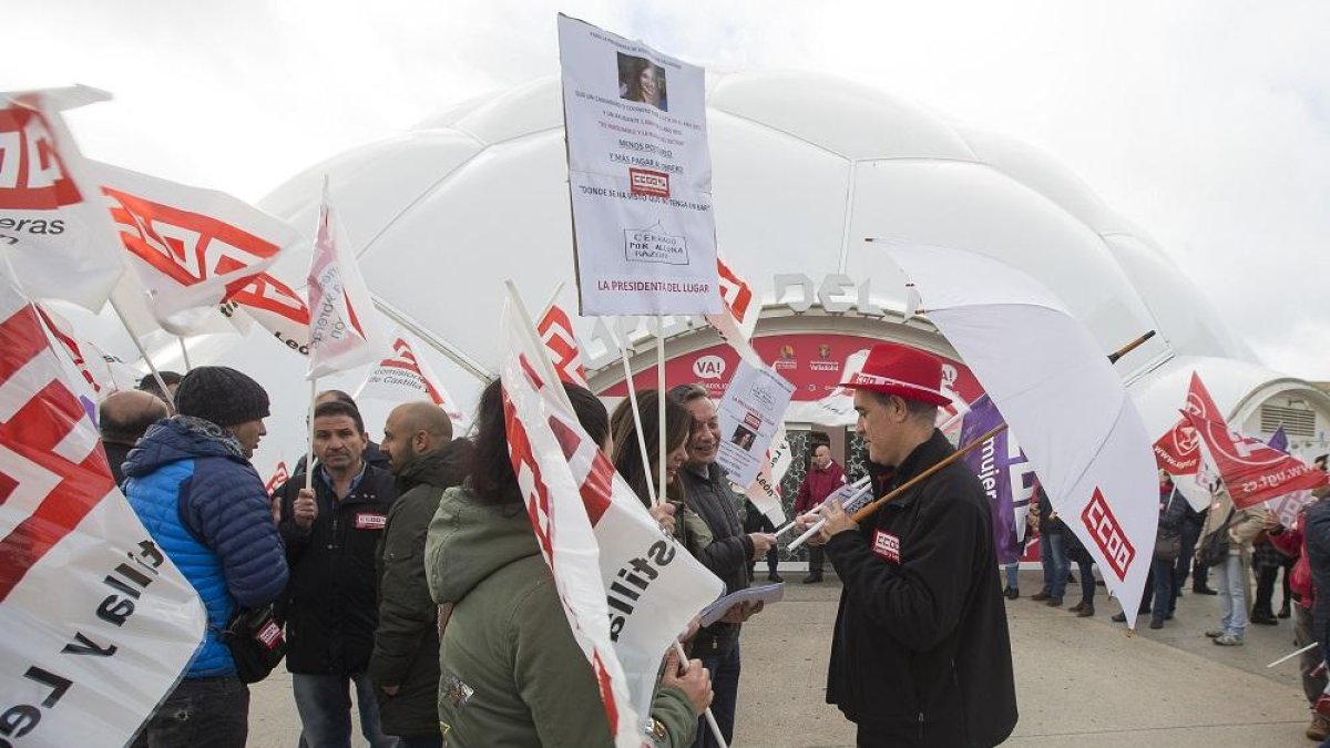 Protesta de trabajadores del sector de la hostelerái ante la Cúpula del Milenio el pasado miércoles.-ICAL