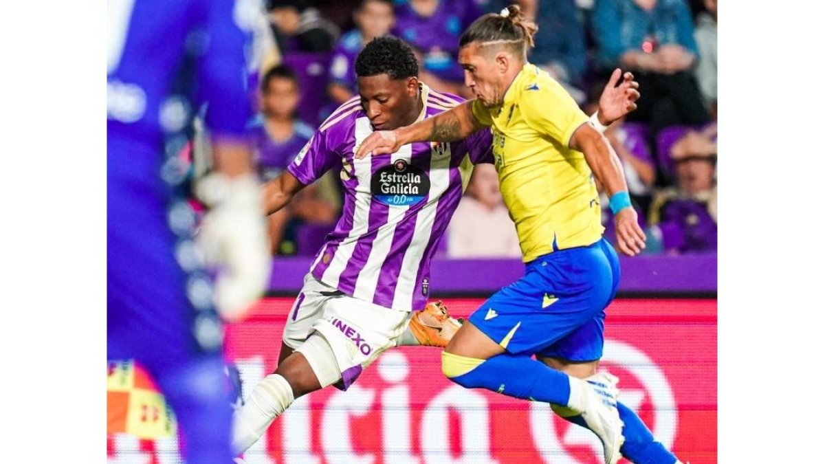 Gonzalo Plata trata de quebrar al Pacha Espino. / RV. / I. SOLA