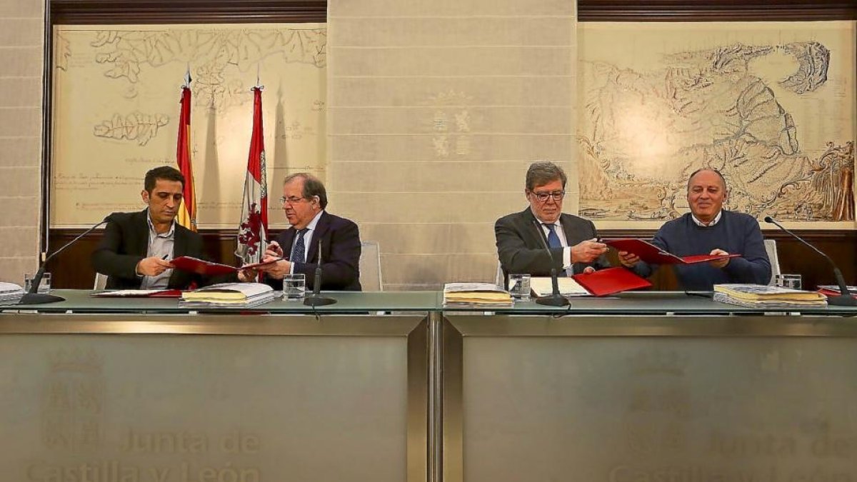 El secretario regional del CCOO, Vicente Andrés; el presidente de la Junta, Juan Vicente Herrera; el secretario regional de UGT, Faustino Temprano, y el presidente de Cecale, Santiago Aparicio, durante la firma.-ICAL
