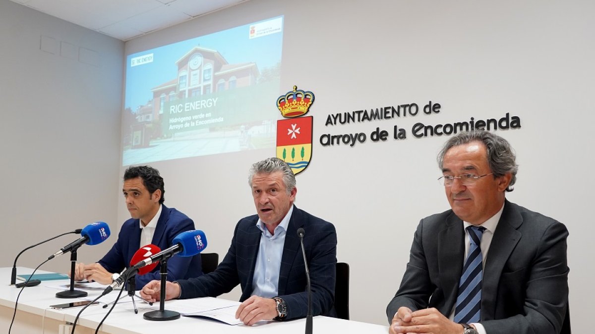 El alcalde de Arroyo (c), con representantes de la empresa Ric Energy durante la presentación del proyecto.- ICAL