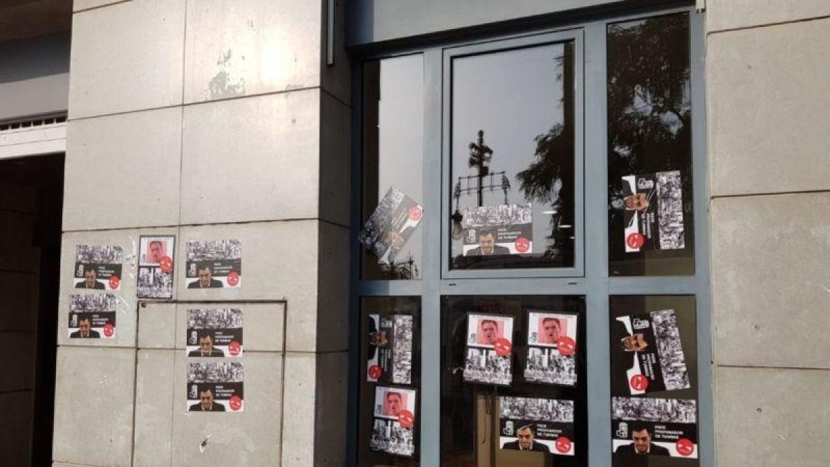 La fachada de la sede del PSPV, con pegatinas contrarias a la exhumación de Franco.-PSPV