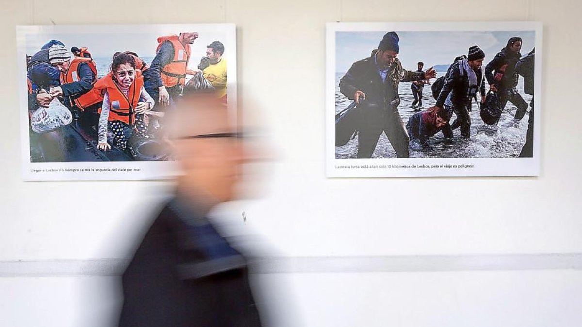 Un visitante camina por la exposición ‘Seguir con vida’ de Médicos Sin Fronteras.-PHOTOGENIC/ MIGUEL ÁNGEL SANTOS