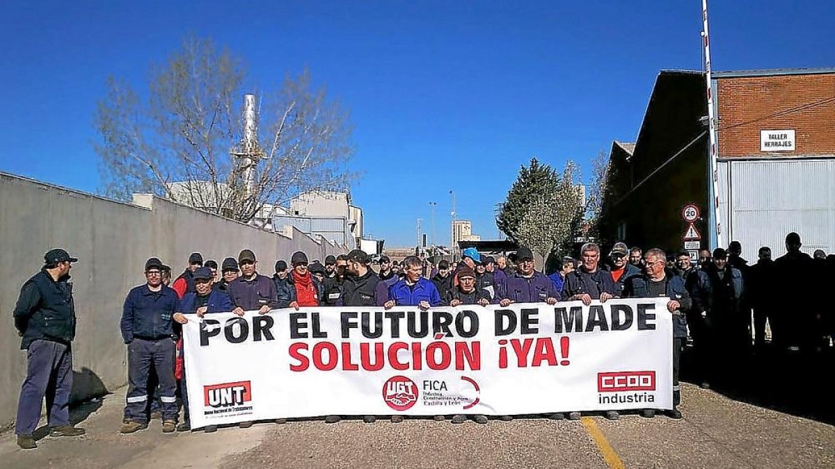 Trabajadores de Isowat Made durante una de las concentraciones realizadas en la factoría medinense.-EL MUNDO