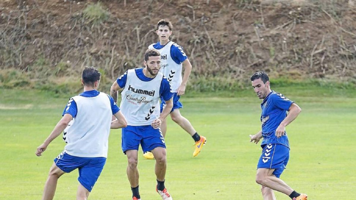 Alfaro controla el balón durante la sesión de entrenamiento.-M. Á. Santos