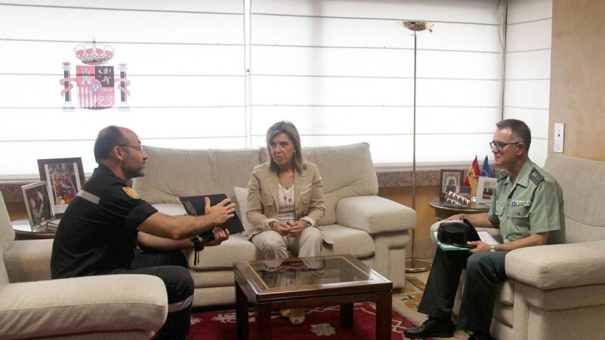 La delegada del Gobierno en Castilla y León, María José Salgueiro, se reúne con los responsables de la Guardia Civil y de la UME.-ICAL