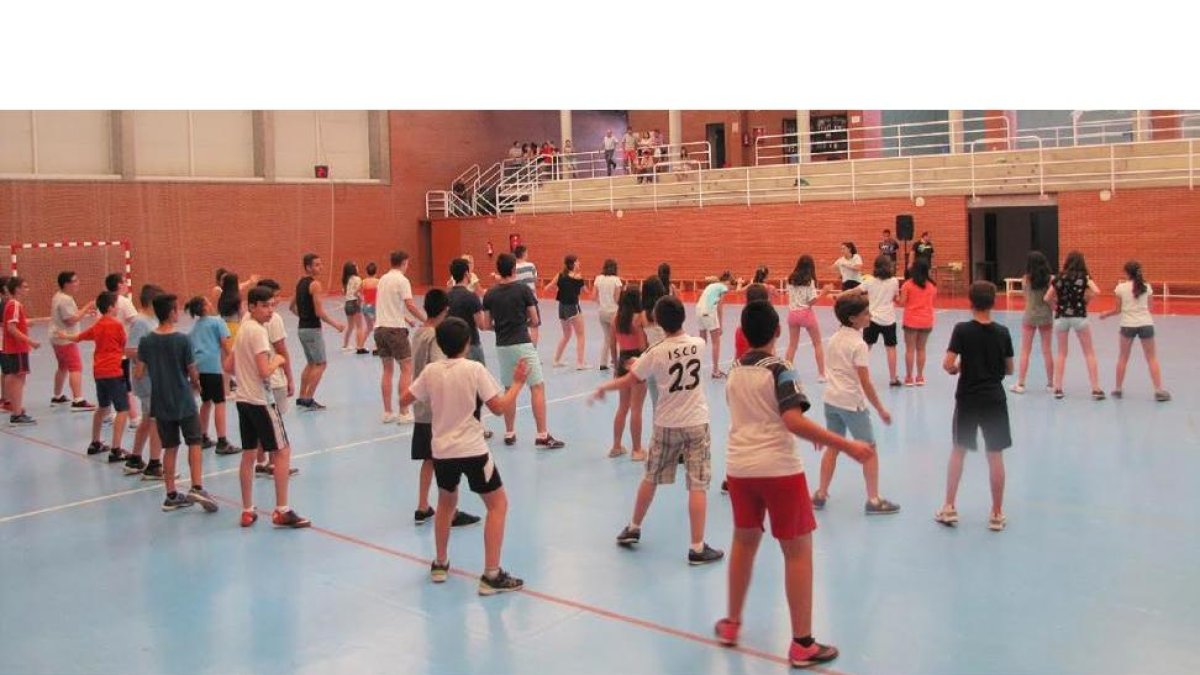 Alumnos del IES Vega del Pirón durante una clase de Educación Física.-VEGA DEL PIRÓN