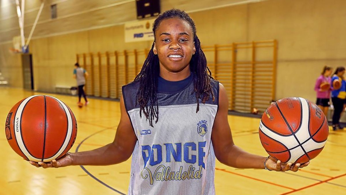 Samaria Howard, ayer, antes de comenzar su primer entrenamiento con el Ponce.-J. M.LOSTAU