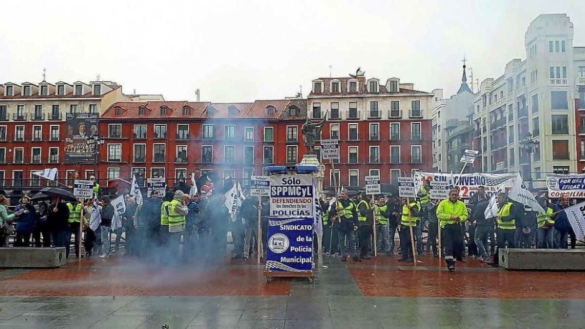 Policías municipales durante su protesta de ayer en el Plaza Mayor.-E. M.