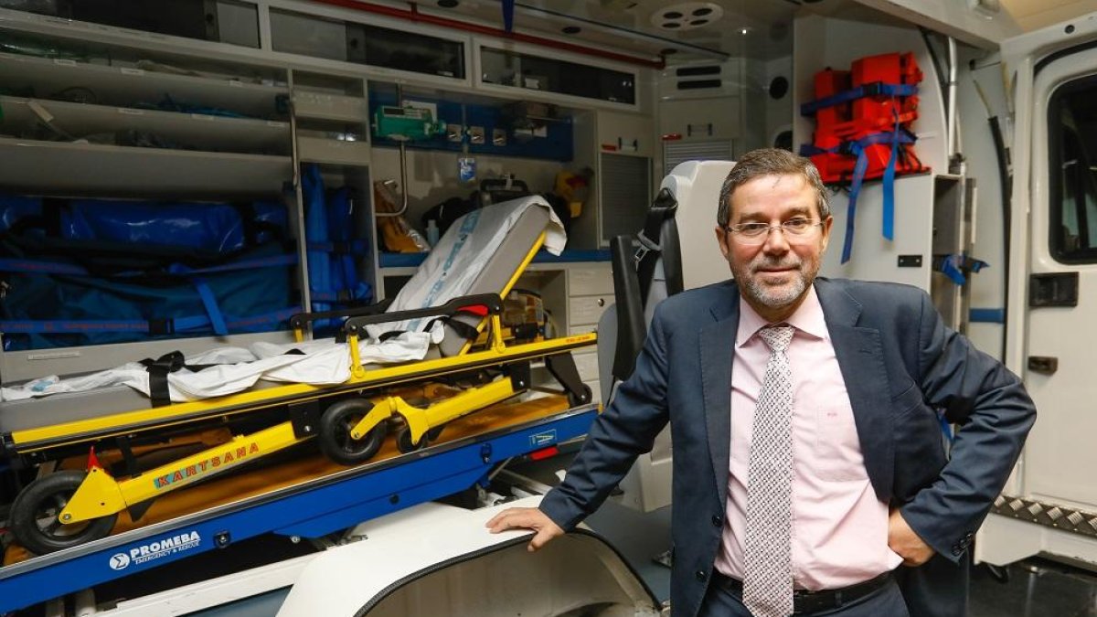 Carlos Magdaleno posa ante una ambulancia de Ambuibérica en la sede social de la compañía en Valladolid.-J.M. LOSTAU