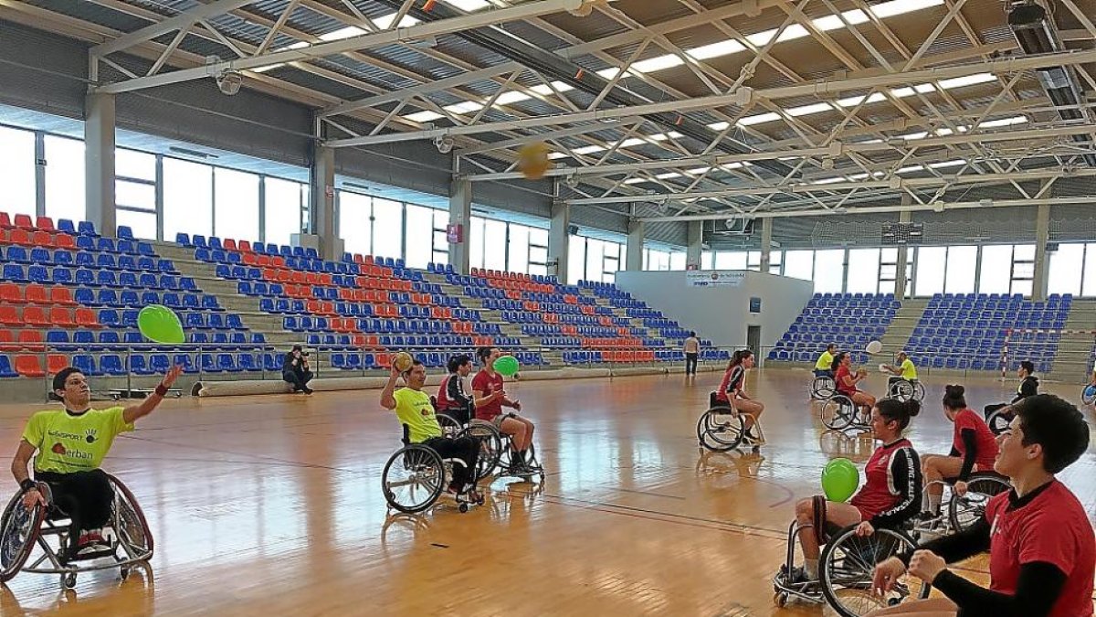 Inclusport y Aula, ayer, durante el entrenamiento conjunto.-EM