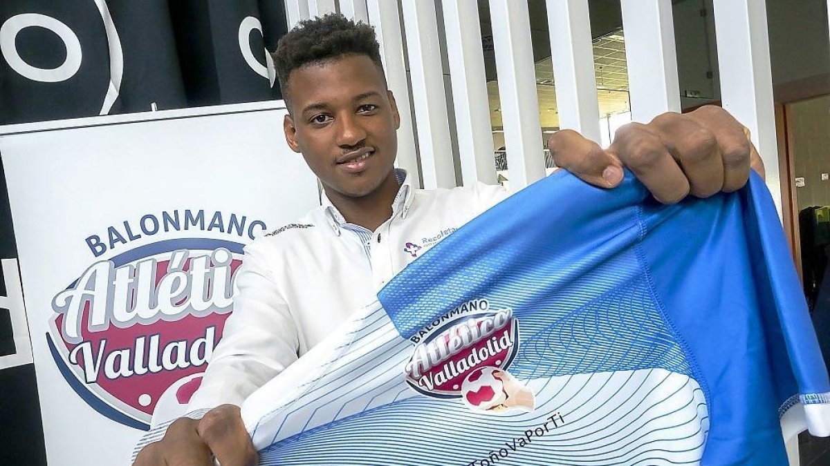 El cubano Claudio Ramos posa con la camiseta del Recoletas Atlético Valladolid.-PABLO REQUEJO