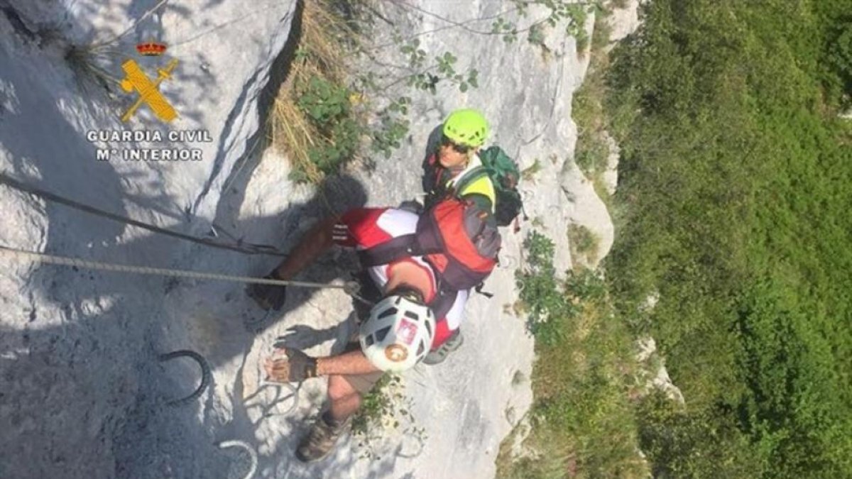 Dos montañeros en plena escalada.-GUARDIA CIVIL