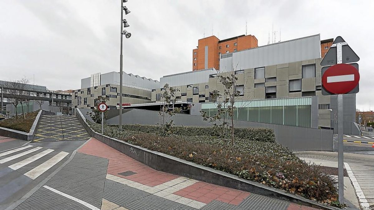 Entrada de urgencias del Hospital Clínico de Valladolid.-PABLO REQUEJO
