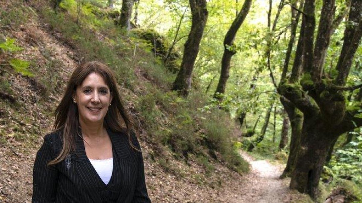 Dolores Redondo, este martes en los bosques que rodean Elizondo, en el valle navarro de Baztán.-CARLOS RUIZ B.K.