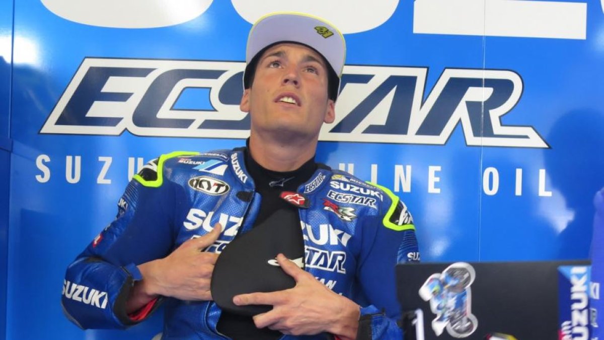 Aleix Espargaró se pone el protector de pecho antes de salir a entrenarse en Le Mans.-EMILIO PÉREZ DE ROZAS / Enviado especial