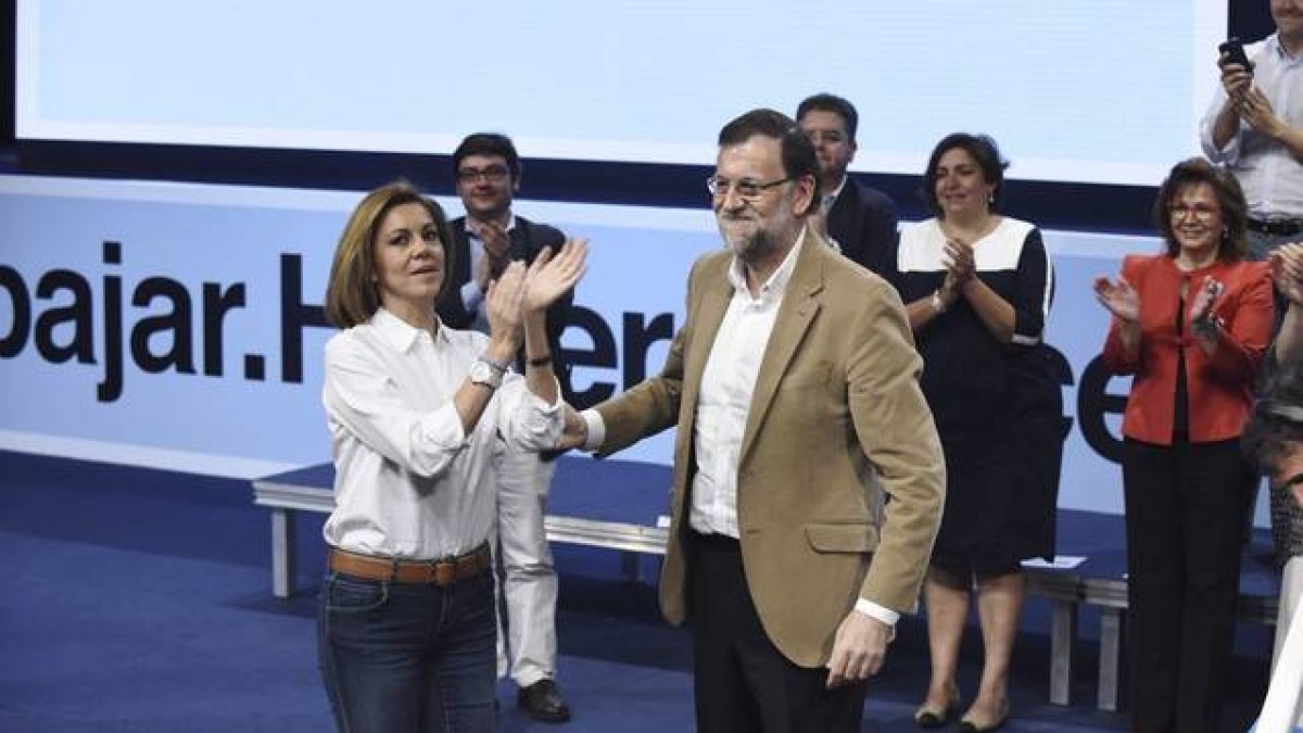 María Dolores de Cospedal aplaude a Mariano Rajoy, este sábado en Toledo.-Foto: EFE / ISMAEL HERRERO