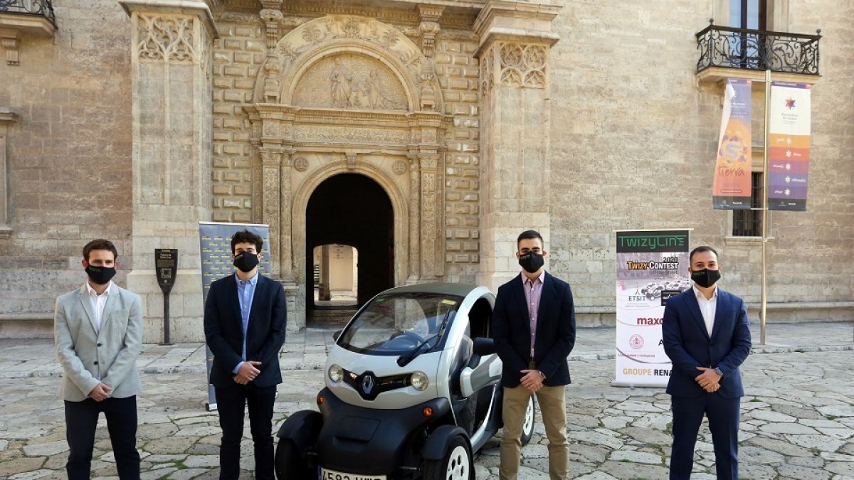 Estudiantes ganadores de la fase nacional del concurso TwizyContest.- ICAL