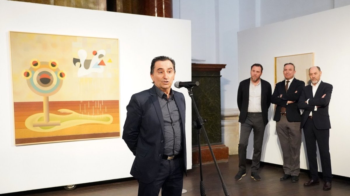 Rodríguez García, junto a su obra; al fondo, Puente, Alonso y Posadas. | ICAL