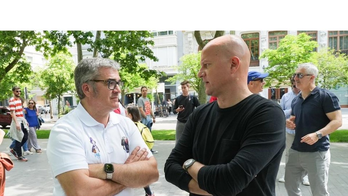 Paco García conversa con Mathieu Fenaert, del Real Valladolid. / J.M. LOSTAU