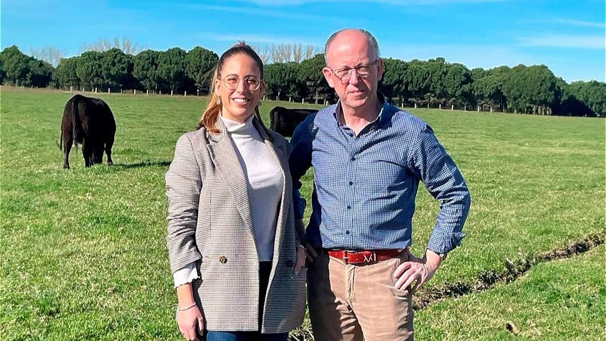 Grupo Miguel Vergara , empresa cárnica de Castilla y León, es todo un referente en el sector.
El cuidado de las razas que cría y en especial la Angus, la sitúan a la vanguardia en el bienestar animal. En la imagen, Miguel Vergara, Consejero Delegado de la firma, y su hija María en su finca en Vega de Tirados, en plena dehesa charra.