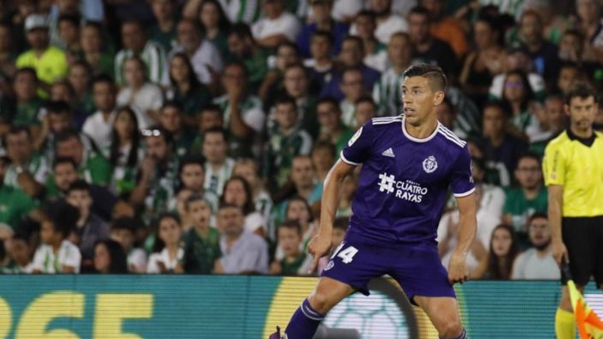 Alcaraz controla el balón mientras busca un pase, en el Villamarín.-LALIGA