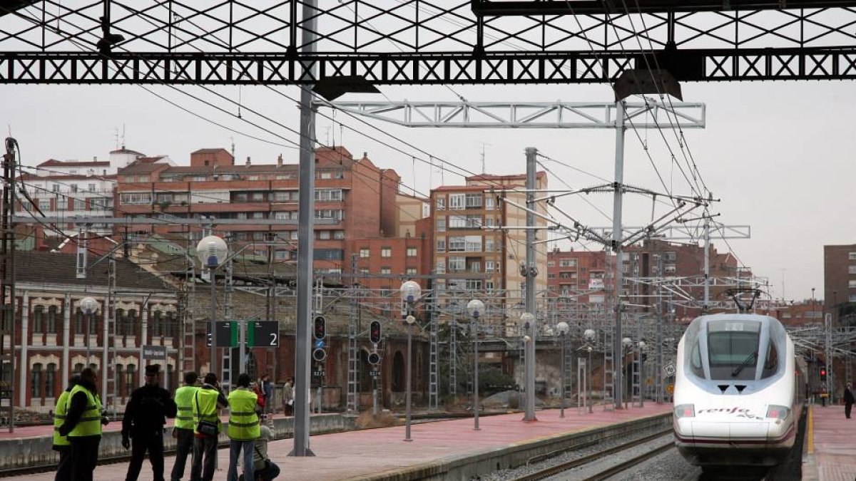 Llegada del AVE a la estación de trenes Campo Grande-Valladolid-Ical