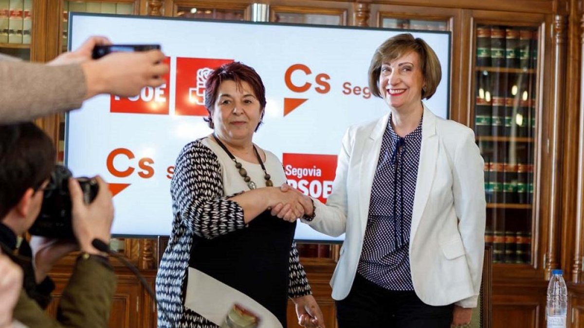 Apretón de manos entre Clara Luquero y María José García Orejana.-ICAL