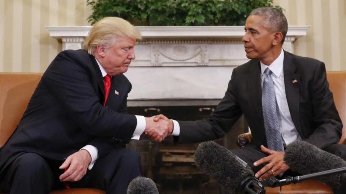 Trump y Obama, el 10 de noviembre del 2016, durante un encuentro en la Casa Blanca tras la victoria del primero en las elecciones.-AP / PABLO MARTINEZ MONSIVAIS