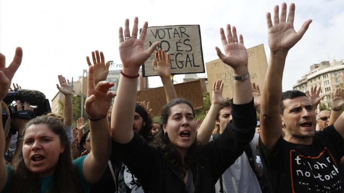 Concentración contra las violentas cargas policiales del domingo, en la plaza Universitat-ALBERT BERTRAN