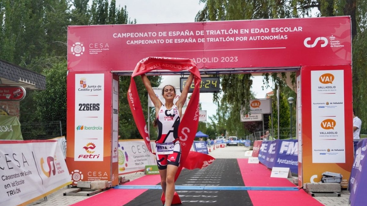 La vallisoletana Alba Núñez entrando en meta tras completar el último tramo de carrera para ser campeona. / EL MUNDO