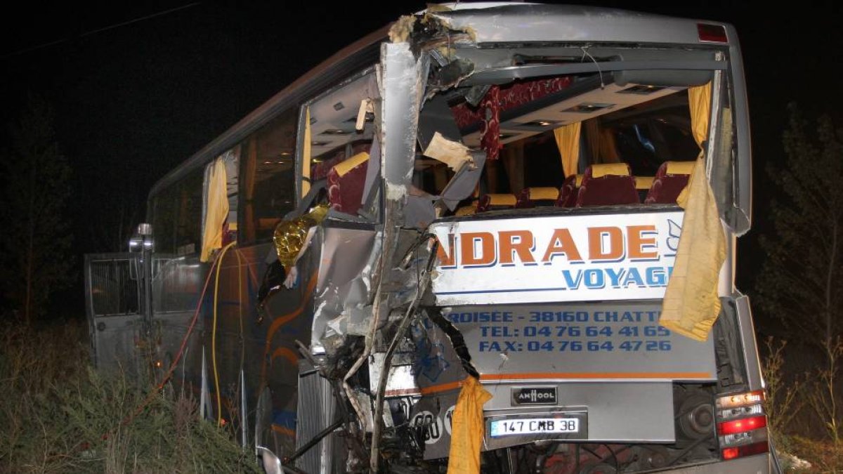 Uno de los autocares siniestrados en la A-62 a al altura de Torquemada (Palencia)-Ical