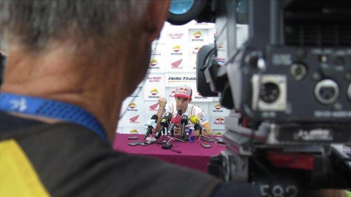 Marc Márquez atiende a los medios de comunicación tras su espectacular accidente y después de ser uno de los grandes protagonistas de la segunda sesión de entrenamientos del GP de Tailandia.-EMILIO PÉREZ DE ROZAS