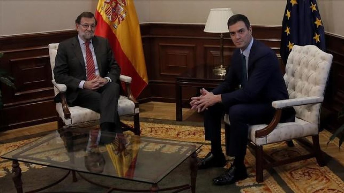 Los líderes de PP y PSOE, Mariano Rajoy y Pedro Sánchez, en una reciente reunión en el Congreso.-JOSÉ LUIS ROCA
