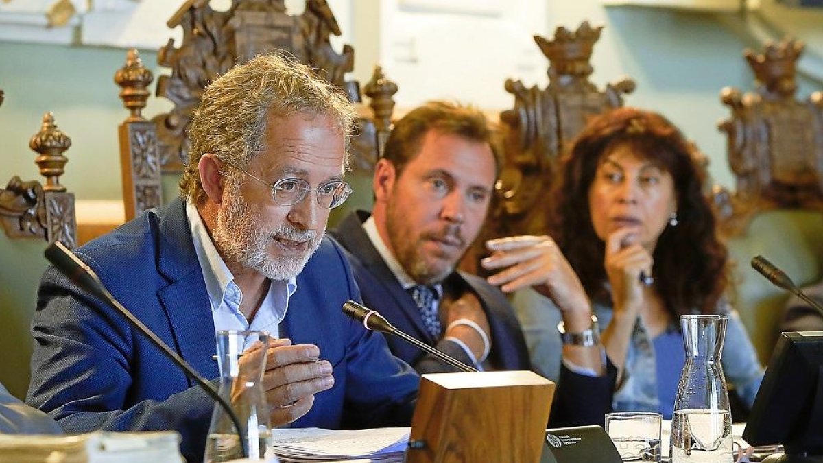 Manuel Saravia y Óscar Puente, en un pleno del Ayuntamiento.-J.M. LOSTAU