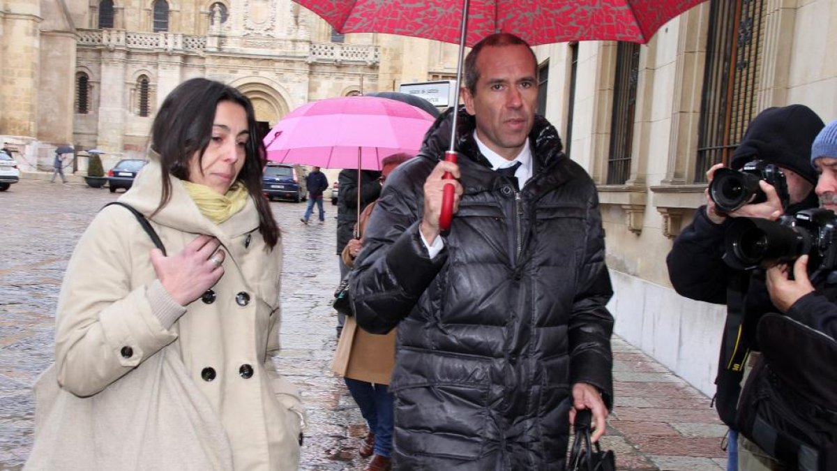 Raquel Gago, en una imagen de archivo, a su llegada a la Audiencia con su procurador.-ICAL