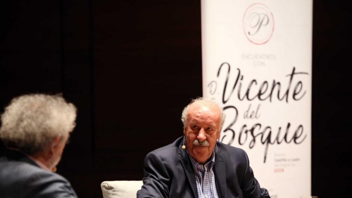 Celebración del 'Encuentro con Vicente del Bosque', dentro del programa 'Los Mejores de los Nuestros' de la Consejería de Cultura y Turismo.-ICAL