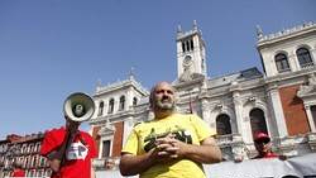 El leonés Ramiro Pinto, quien protagonizó recientemente una huelga de hambre, asiste a la concentración del colectivo 'Parados en Movimiento'-Ical
