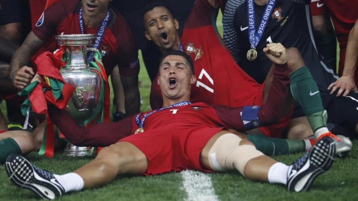 Nani, detrás de Cristiano Ronaldo, en la celebración del título de la Eurocopa conquistada por Portugal.-REUTERS / CARL RECINE