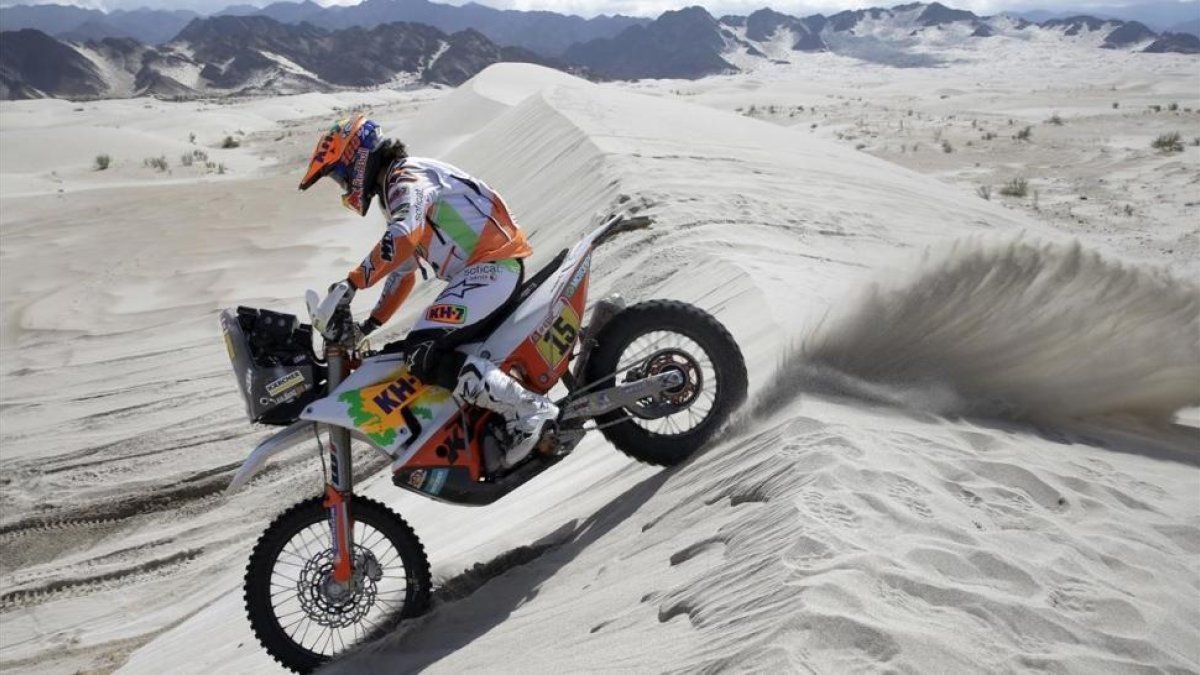 Laia Sanz con su motocicleta en el Dakar.-AP / RICARDO MAZALAN