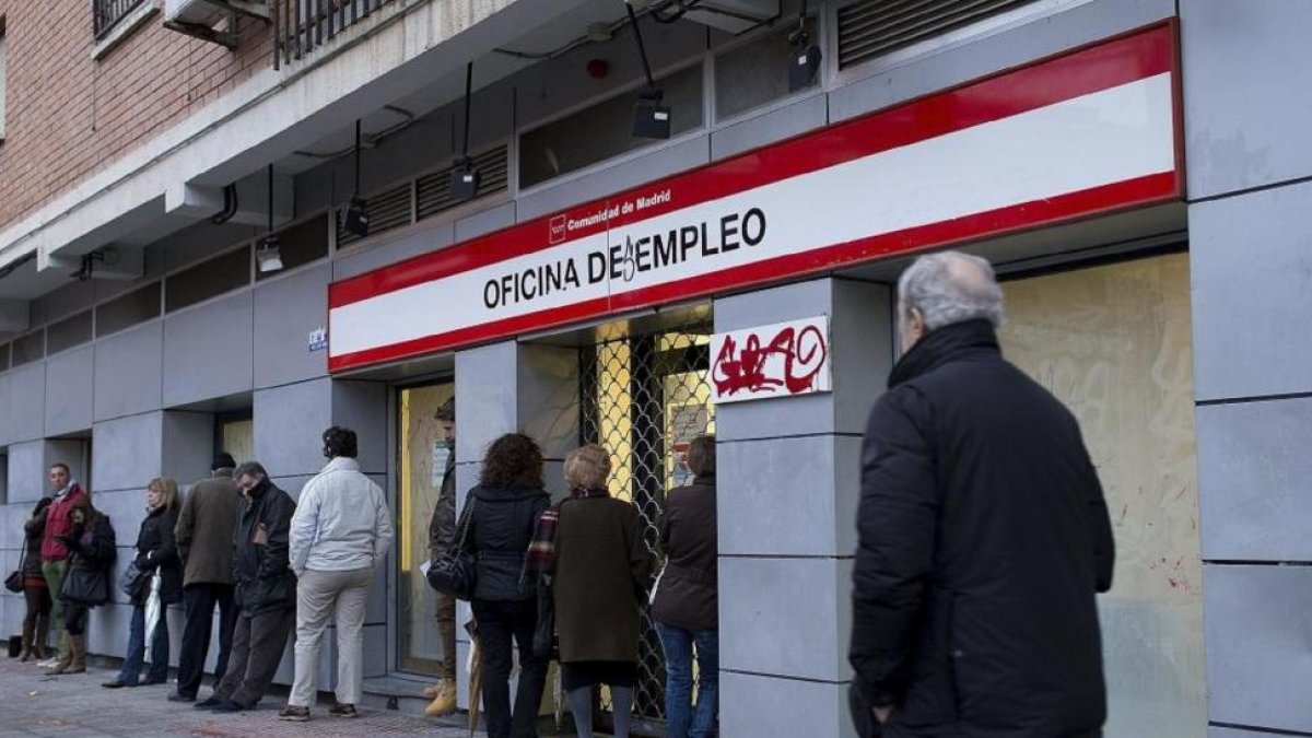 Personas esperando a las puertas de una oficina de empleo. - E.M.