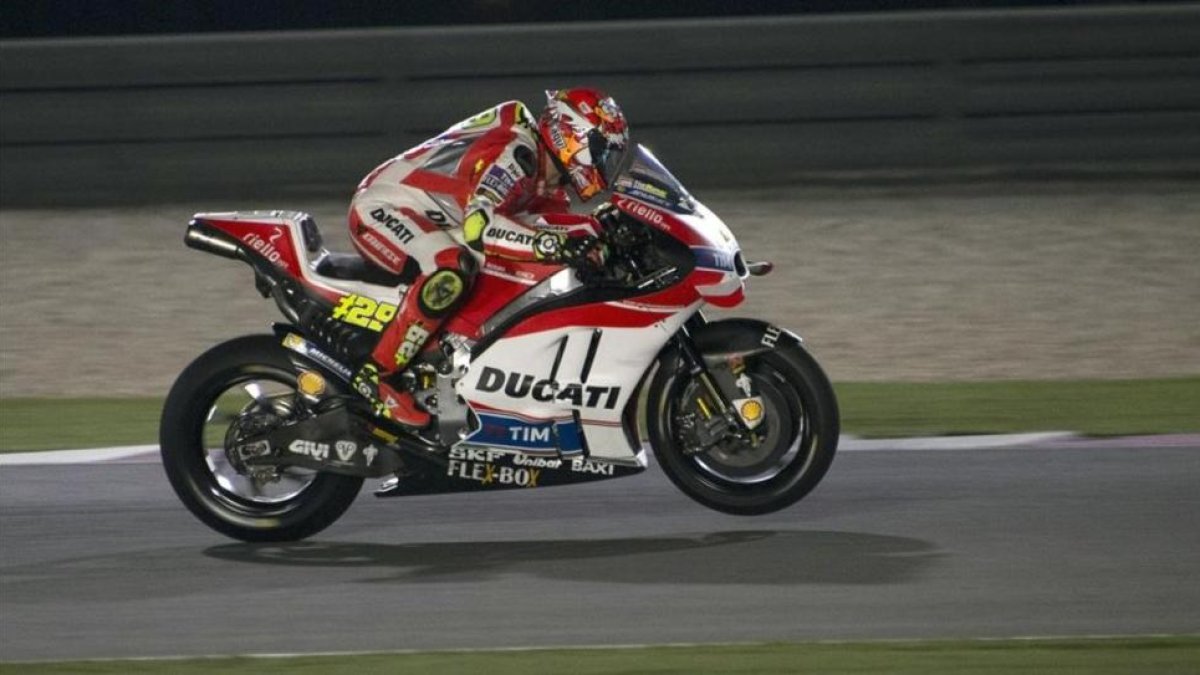 Iannone, durante la vuelta rápida en el circuito de Doha.-MIRCO LAZZARI