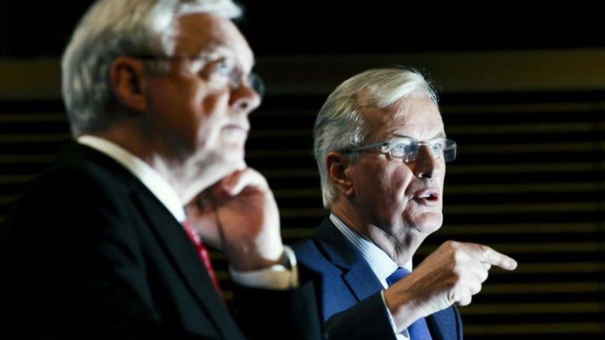 El ministro britanico para el brexit David Davis y el negociador jefe de la UE Michel Barnier.-EFE/ OLIVIER HOSLET